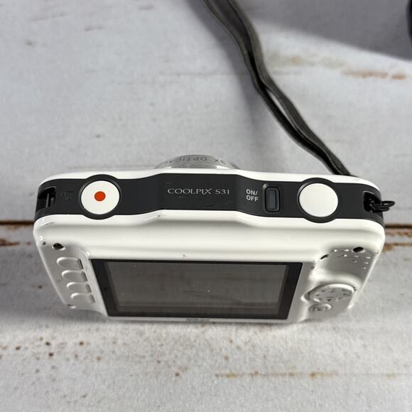 Nikon COOLPIX S31 10.1MP Waterproof Camera | White | Charger | Tested | Durable - Picture 5 of 6